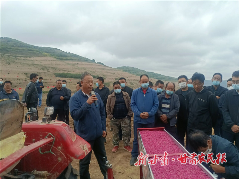 农技专业技术人员现场示范讲解技术要领_proc.jpg