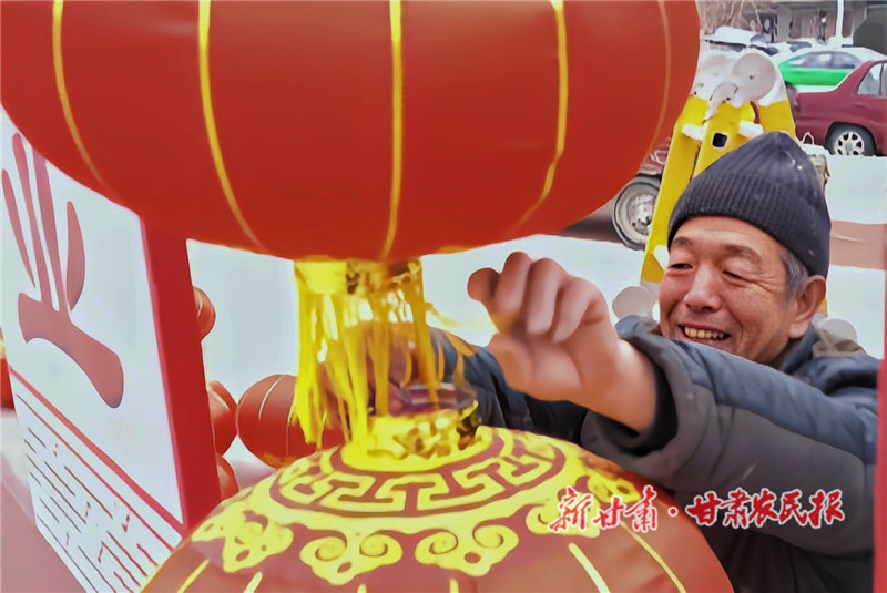 工人正在加班加点挂灯笼.jpg