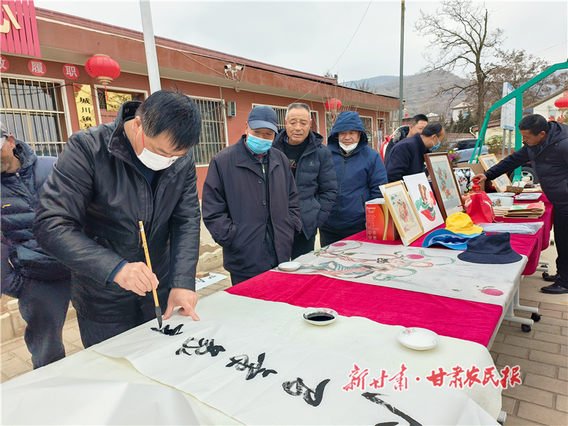 文化工作者挥毫泼墨为群众书写书法作品.jpg