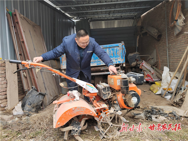 村民忙着擦拭农机具.jpg