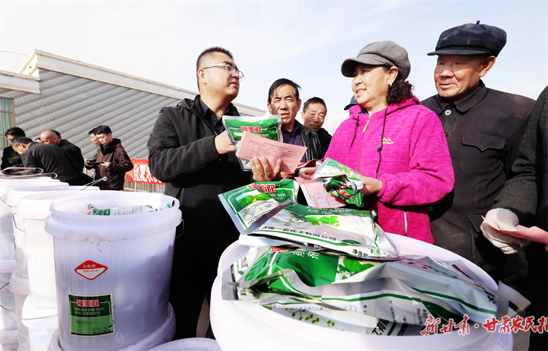 山丹县农业技术推广中心技术人员为农户发放宣传资料、生物药机以及配方施肥建议卡进行化肥减量增效技术指导服务.jpg