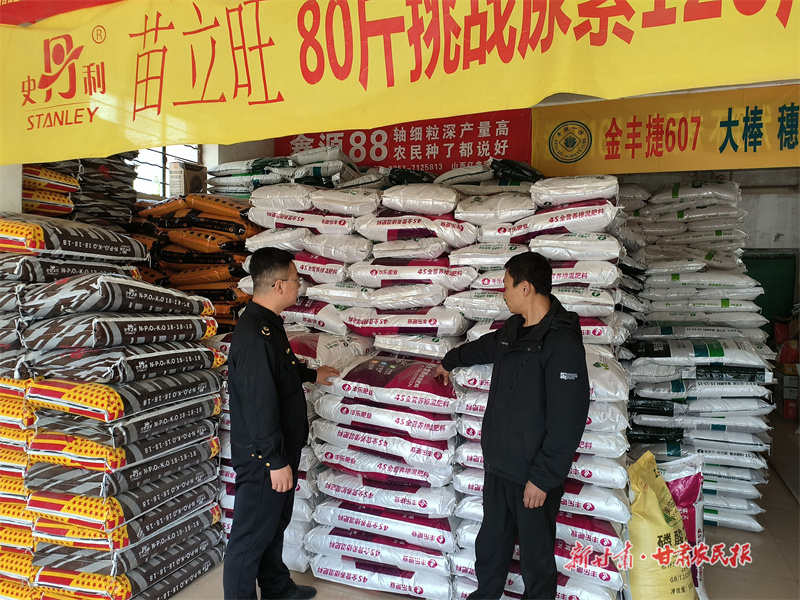 图为执法人员现场检查化肥种子市场产品质量安全情况