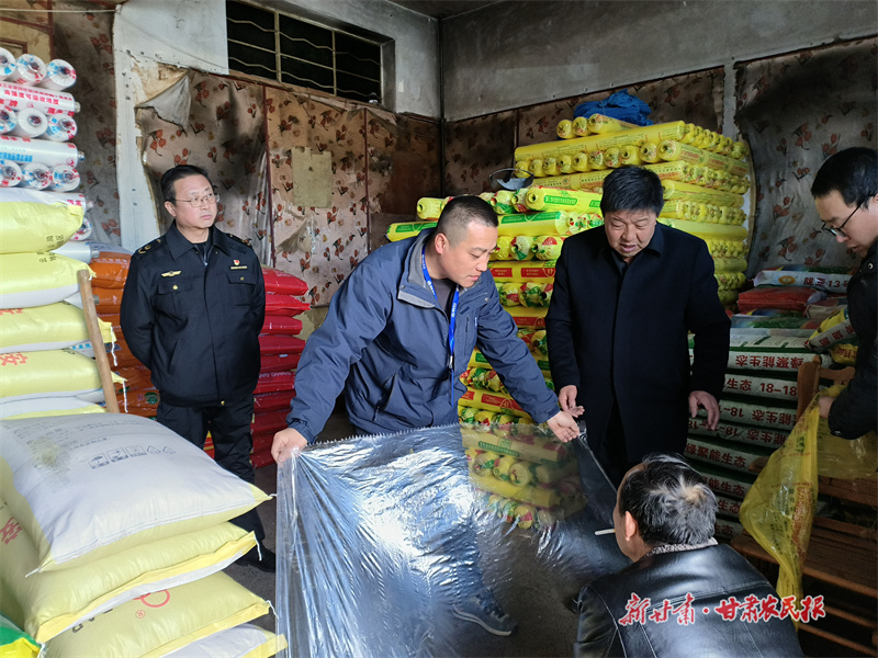 图为执法人员检查地膜市场供应及产品质量安全情况