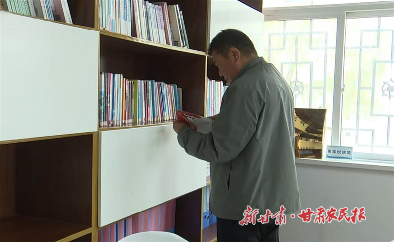 书架前看书.jpg