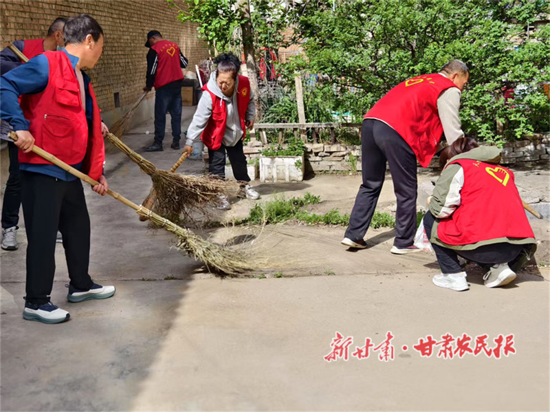 秦州志愿者者打扫卫生.jpg