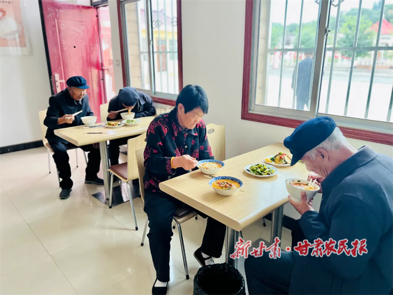 砚峡乡互助幸福院里的暖心饭菜.png