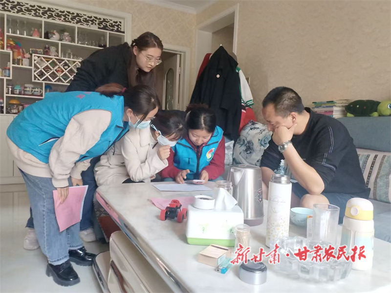 社区网格员上门帮办医保缴费.jpg