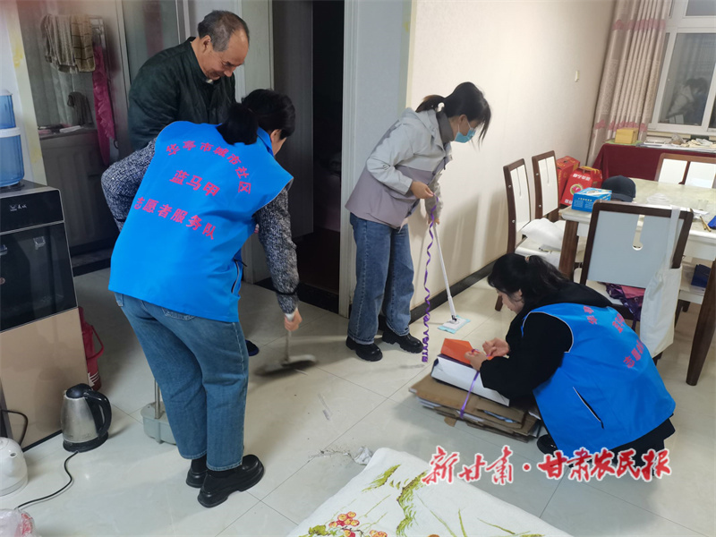 关爱走访独居老人.jpg