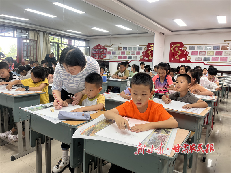 文化馆暑期公益绘画课.jpg