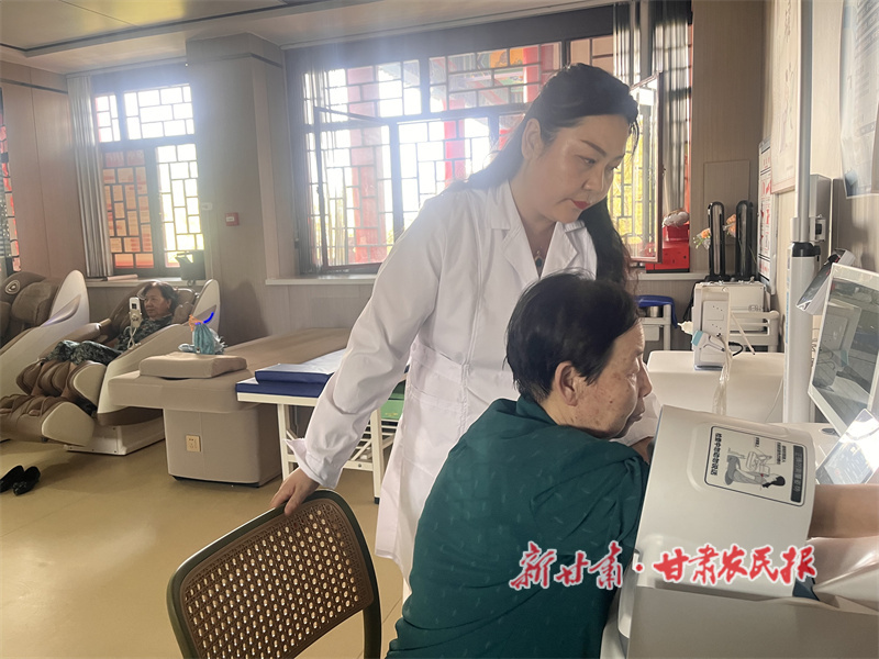 华亭市东华镇颐养之家护理人员正在为老人测量血压.jpg