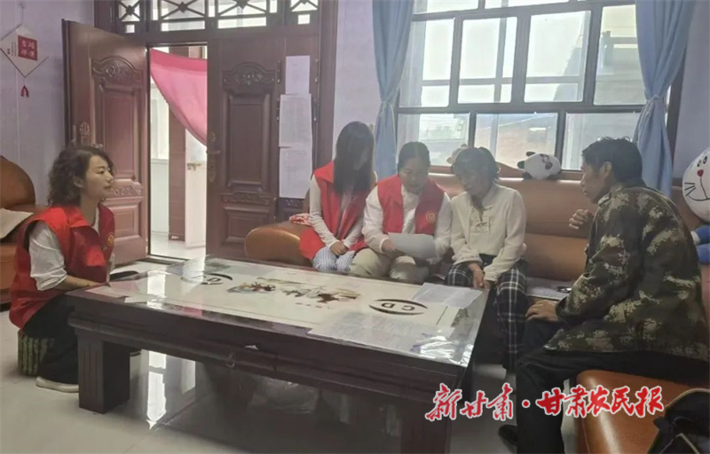 志愿者们入户宣传移风易俗政策.jpg