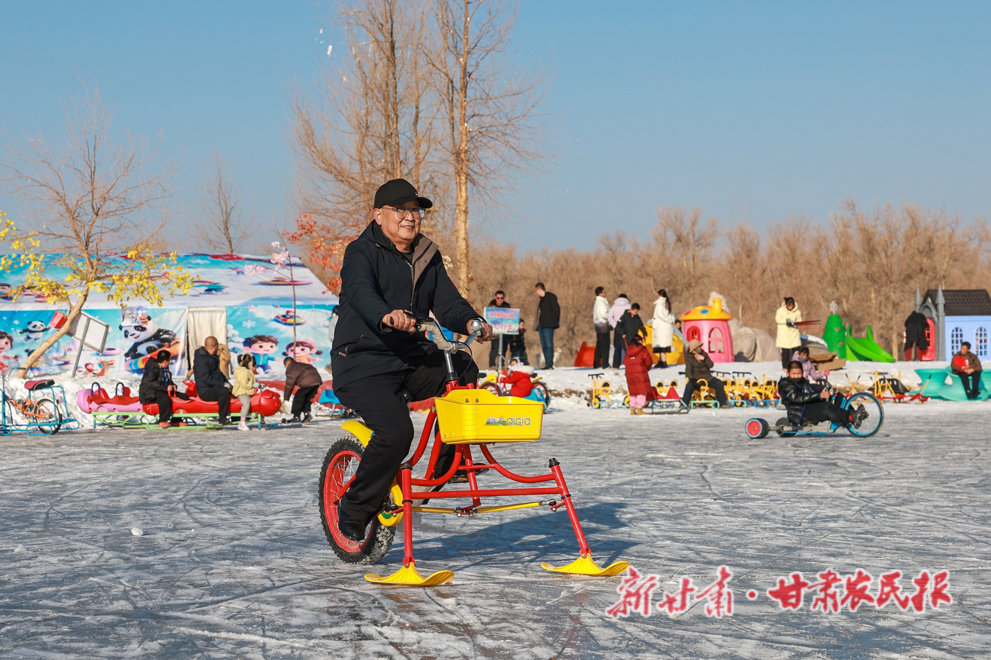 4.各类冰雪项目前游人络绎不绝