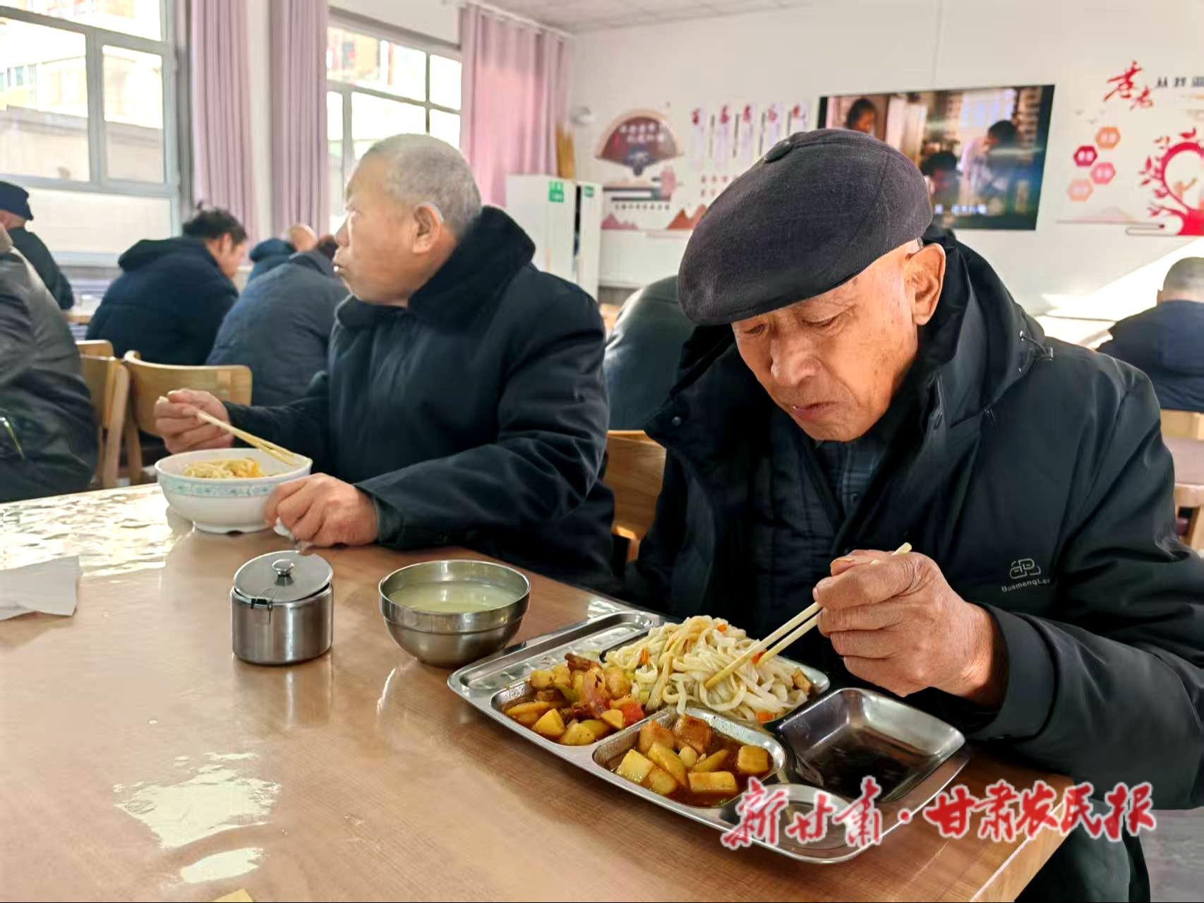 5.老年人在家门口的食堂就餐