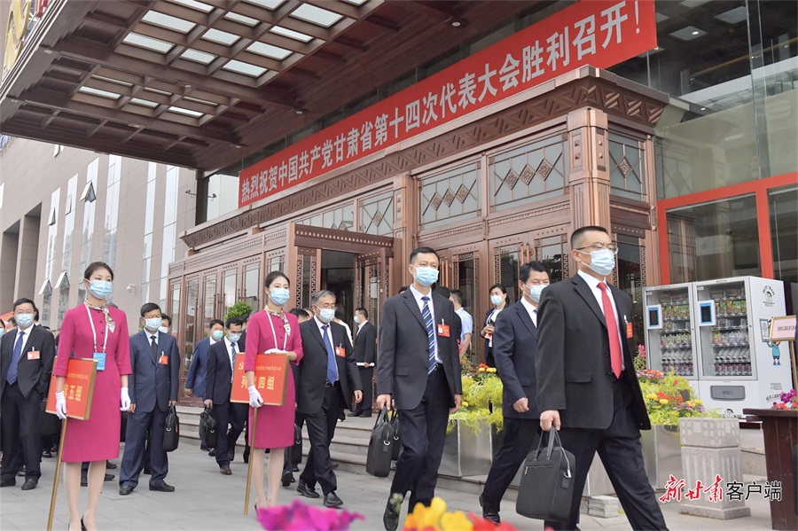 满怀信心 省第十四次党代会代表意气风发步入会场