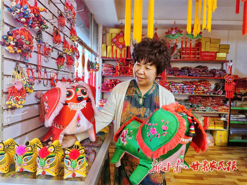 张秀芳：穿针引线绣出好日子