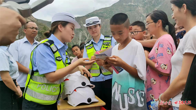 文县公安局交警大队开展&ldquo;美丽乡村行&rdquo;宣传活动