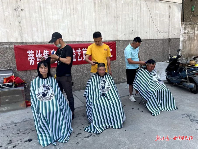 麦积区：公益理发 让夏日的凉爽从&ldquo;头&rdquo;开始