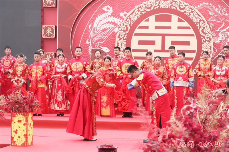 “人间桃花源 情定青木川”集体婚礼在青木川景区举办