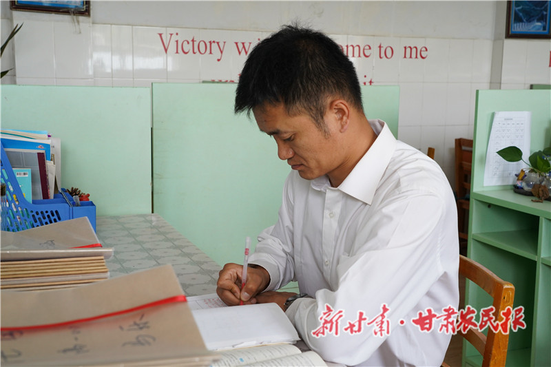 反哺桑梓 倾情助力家乡教育&mdash;&mdash;记厚植教育情怀的青年教师李伟