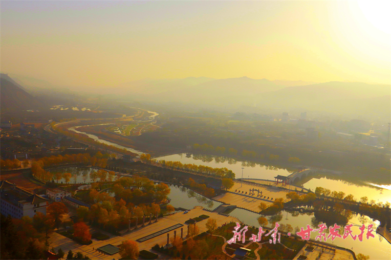 崇信：薄雾萦绕汭河川