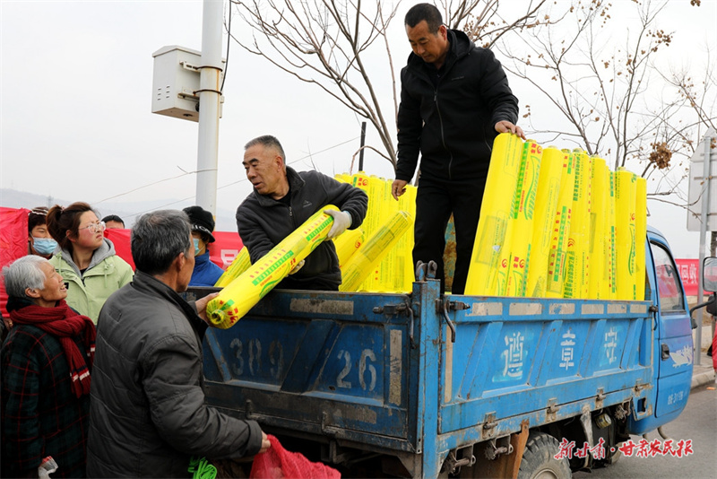 甘谷：农膜回收“变废为宝” 美了环境乐了农户