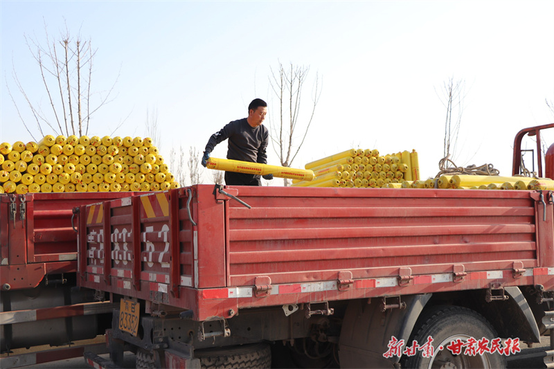 静宁县：为农民免费发放400吨农膜助春耕