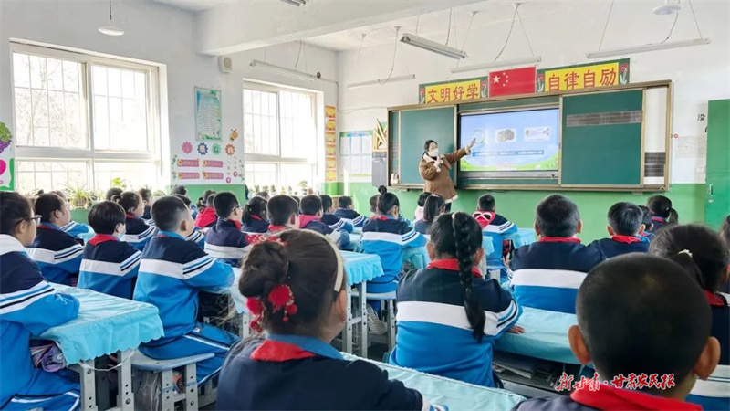 近视防控科普讲座走进麦积区中滩镇中心学校