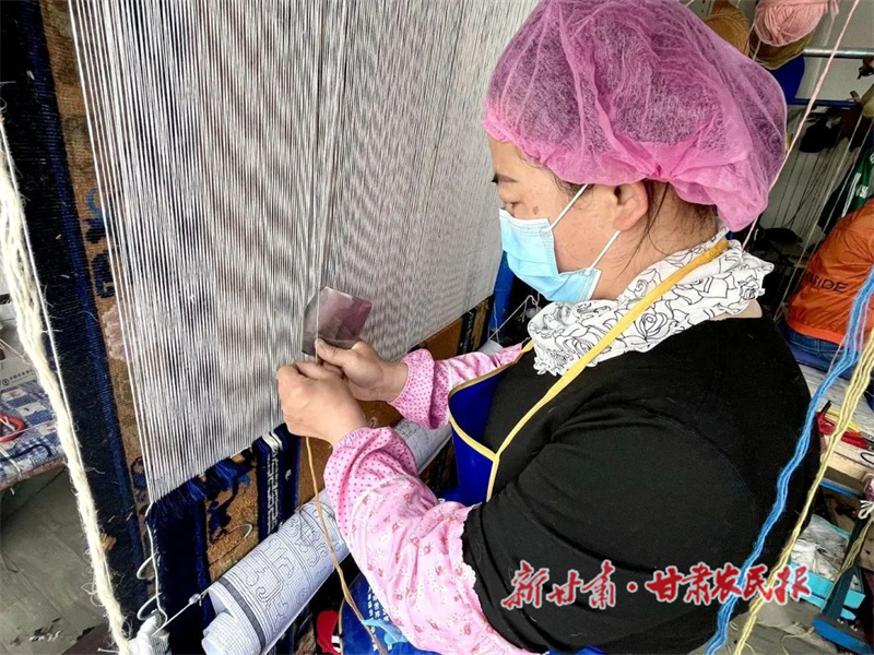 王玉庭：手工地毯编织增收致富梦
