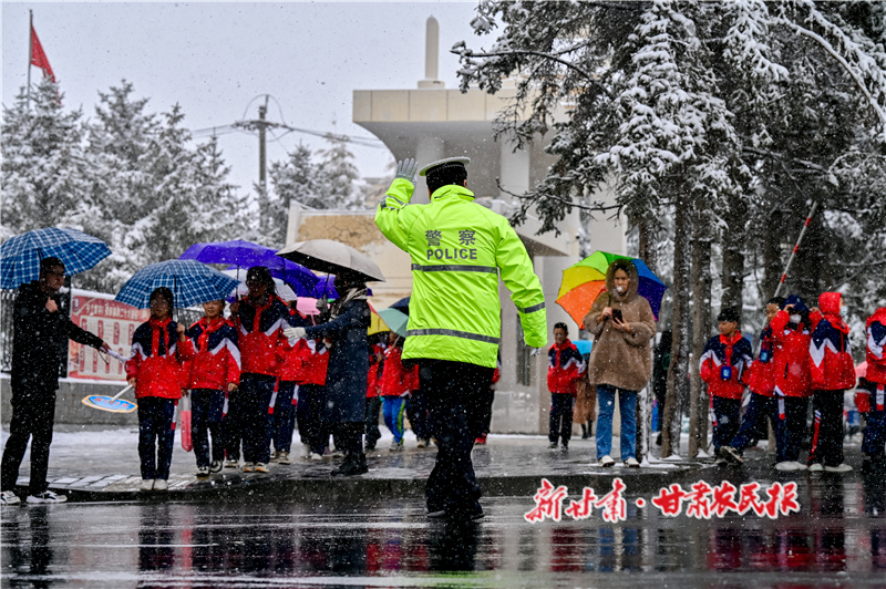 雪中“暖”警 为民护航