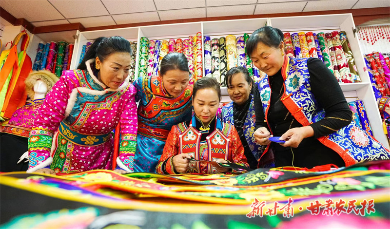潘小红：绣出创业路 绘就助残情