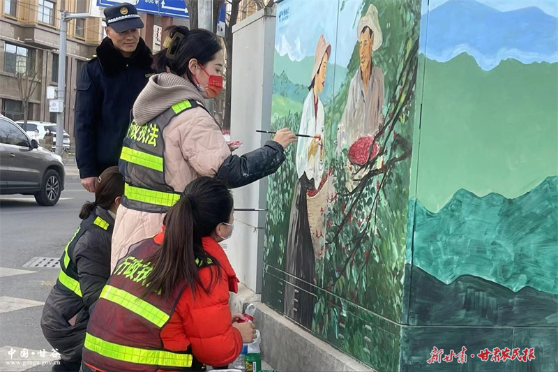 甘谷：箱体美化换“彩衣” 城市街景添靓丽