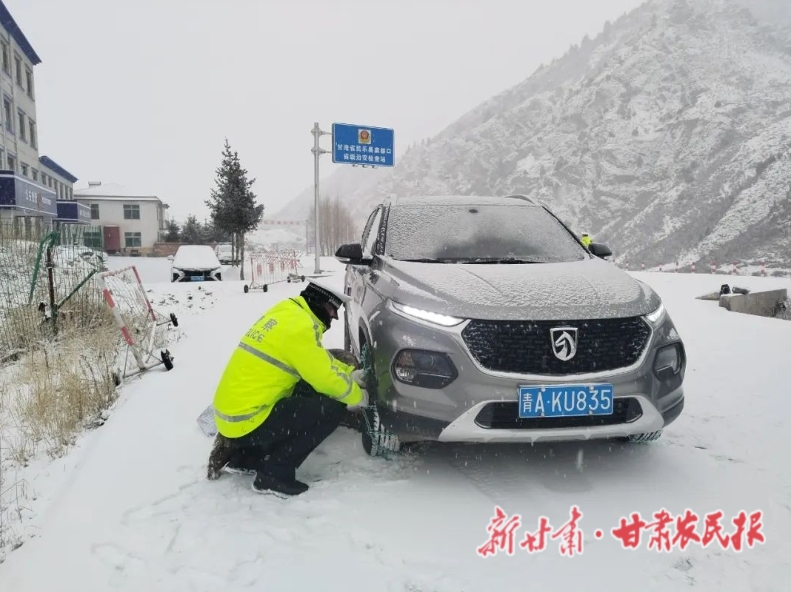 降雪如期而至 交警如约守护
