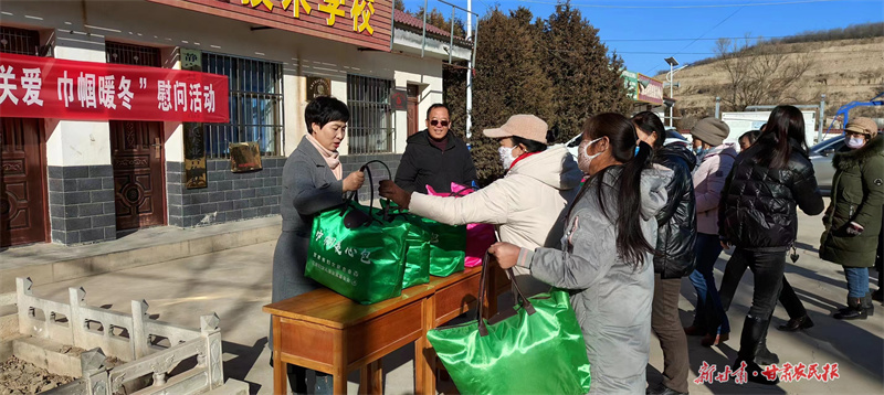 静宁：结对关爱 巾帼暖冬