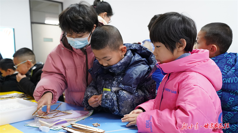 ​体验“古法造纸” 传承指尖上的千年非遗