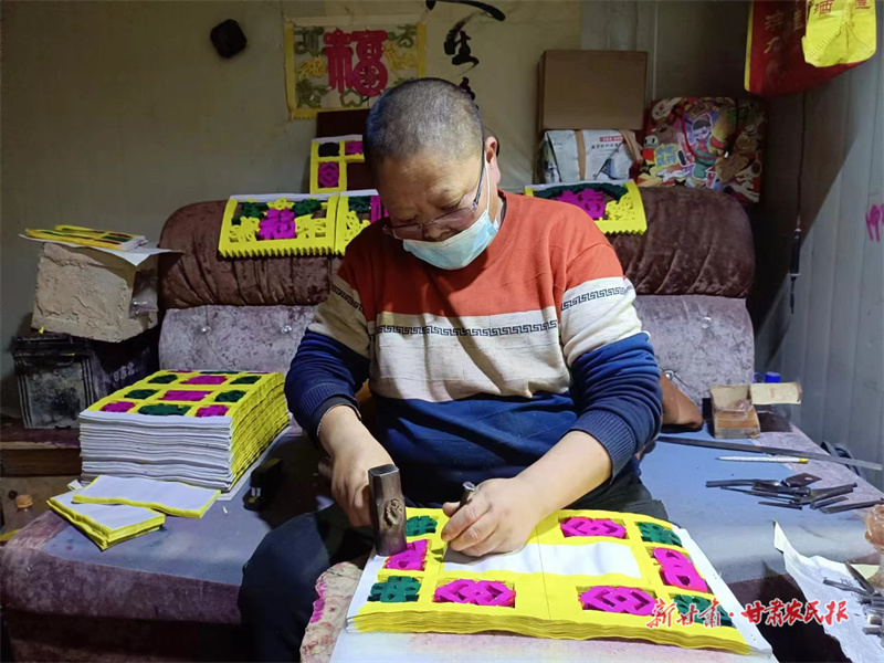静宁：景永刚，传统手工画里年味浓