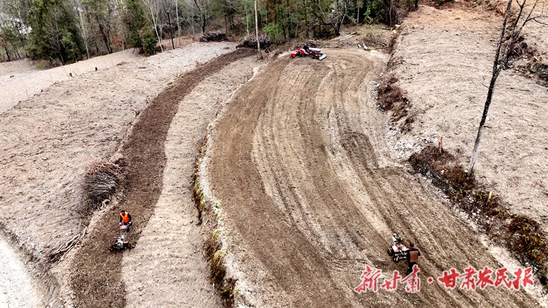 康县：田野里来了农机服务队