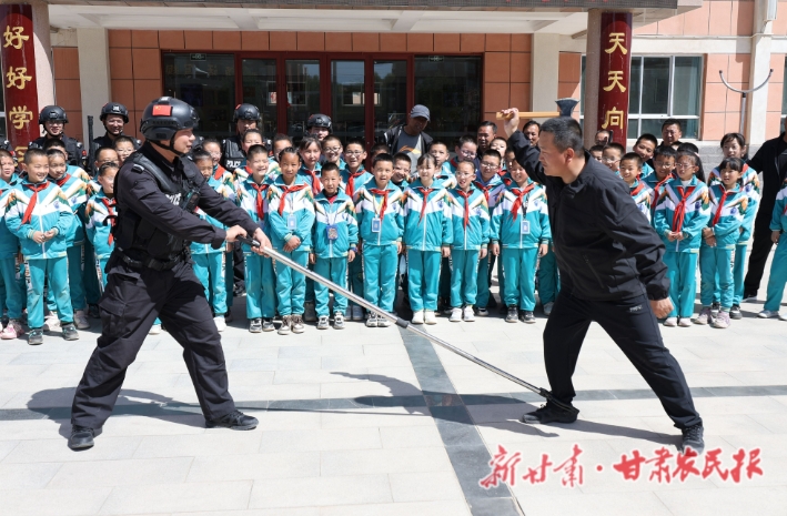 民乐公安开展校园反恐防暴应急演练活动