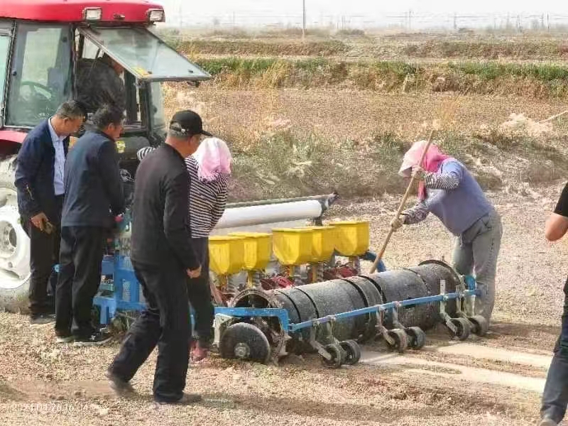 瓜州科技加持机械化托管 助力13.5万亩机采棉播种