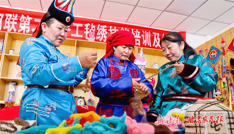 裕固族村民展示撵毛线手艺