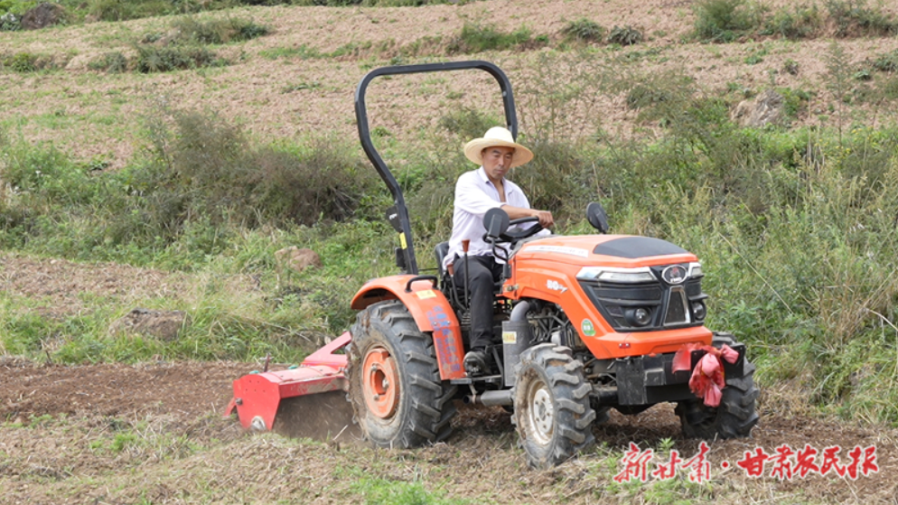 康县：冬小麦播种正当时 机械开进田间帮大忙