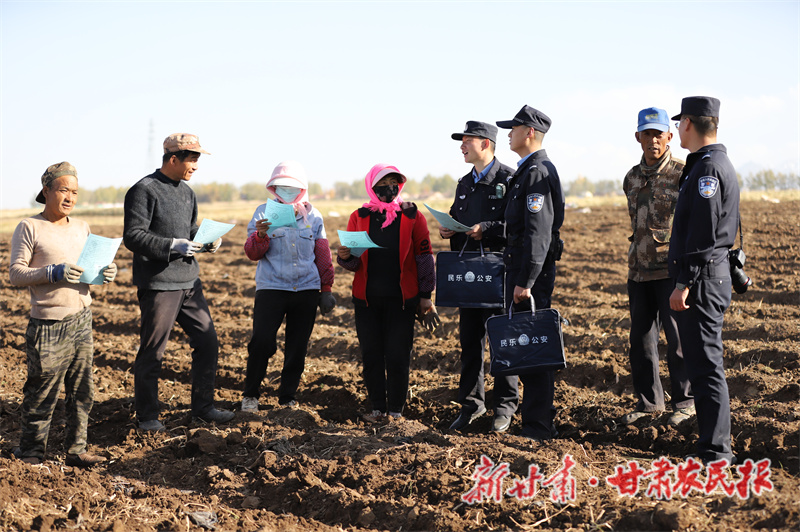 【图片新闻】丰收时节好“警”色 田间地头护农安

