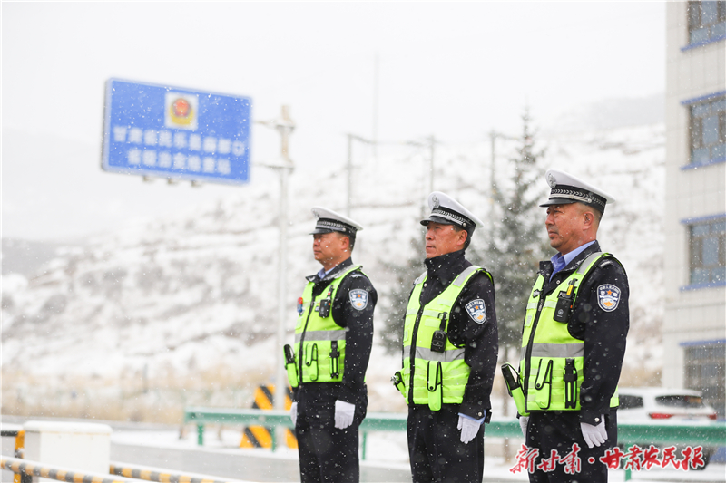 【图片新闻】雪纷飞“警”相随，守护平安出行路