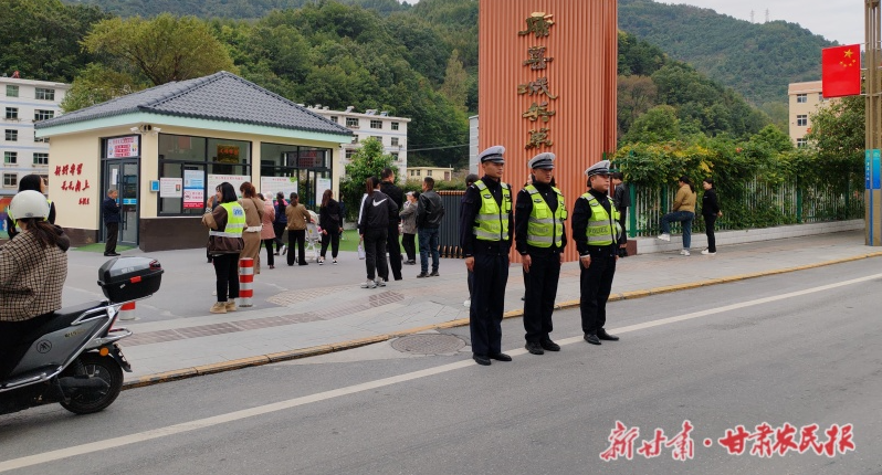 “骁哥” 守护师生安全的一抹“荧光绿”