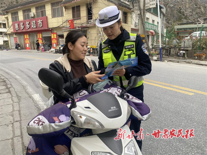 文县交警：开展“美丽乡村行”交通安全宣传活动