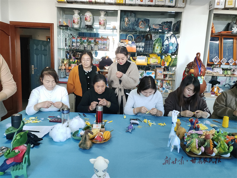 巧手绣娘传&ldquo;经&rdquo;忙 姐妹同挣&ldquo;锦绣&rdquo;钱
