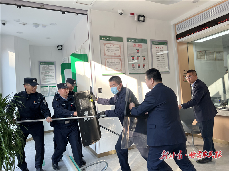警银联动共筑“防火墙”—民乐县生态工业园区派出所开展辖区银行防抢盗演练