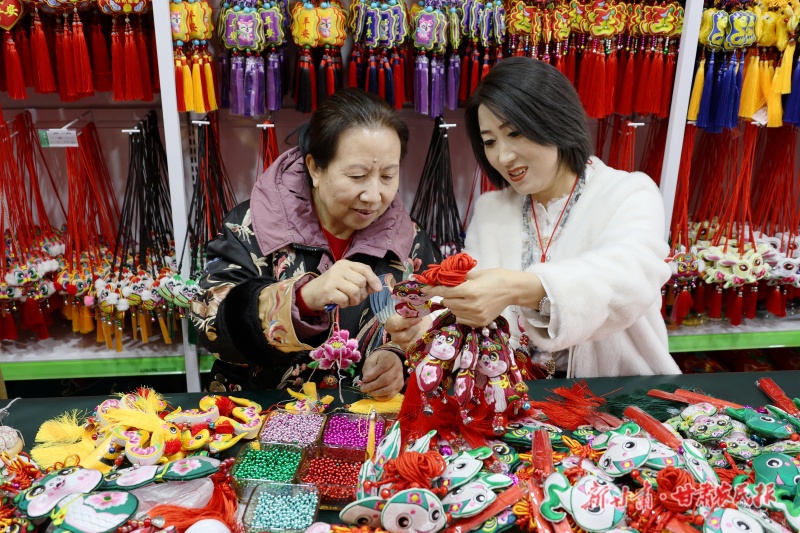 赶制“蛇元素”订单香包