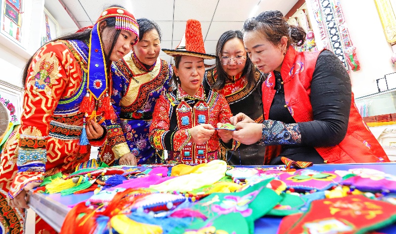 非遗传承人传授刺绣技艺