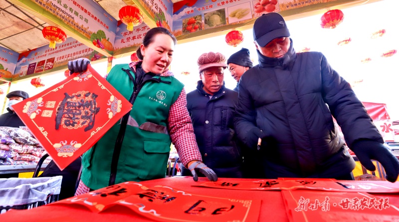 春节临近，甘州区万家便民市场内处处洋溢着浓浓年味