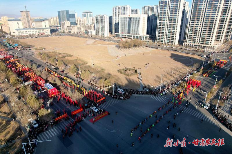 人山人海迎社火 欢歌笑语满凉州&mdash;&mdash;凉州区举行&ldquo;非遗贺新春&middot;社火耀凉州&rdquo;城乡社火展演活动